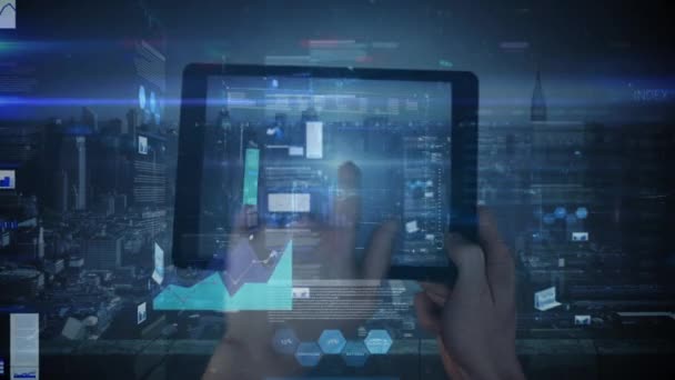 Composite numérique d'homme d'affaires utilisant une tablette numérique pour se préparer à une réunion d'affaires tandis que les données statistiques se déplacent au premier plan avec le contexte de la ville .