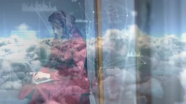 ヒジャーブは 接続された直線と空の背景に対してノート パソコン上で入力を持つ混血女性の側面図 — ストック動画