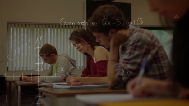 フォア グラウンドでの数学記号の深刻な高校クラスのデジタル合成 — ストック動画