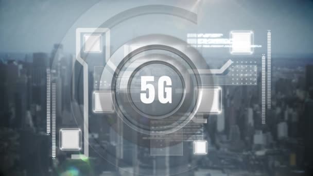 数字动画的一个5G 标志对数字电路板在城市景观背景 — 图库视频影像