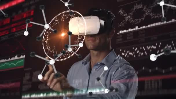 Digital Komposit Pengusaha Kaukasia Menggunakan Virtual Reality Headset Dan Menyentuh — Stok Video