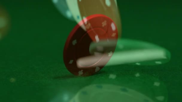 赤のポーカー チップ ポーカー チップのラスベガスのカジノでフォア グラウンドにテーブルの上に落ちて中に緑のポーカー テーブルでスローにデジタル合成 — ストック動画