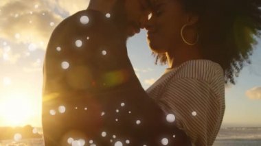 Suç an yan görünüm arasında karışık yarış çift arka plan okyanusta karşı sahilde