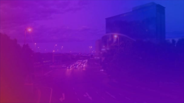 Composite Numérique Circulation Automobile Dans Rue Nuit Avec Filtre Violet — Video