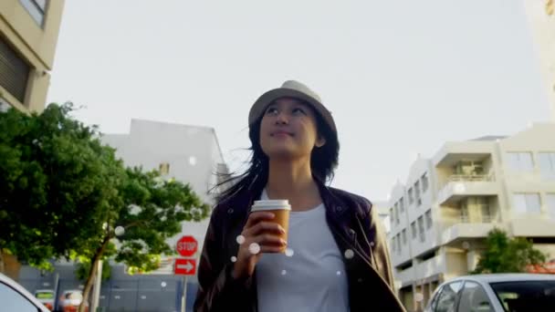 Composto Digital Jovem Mulher Asiática Andando Rua Cercada Por Bolhas — Vídeo de Stock