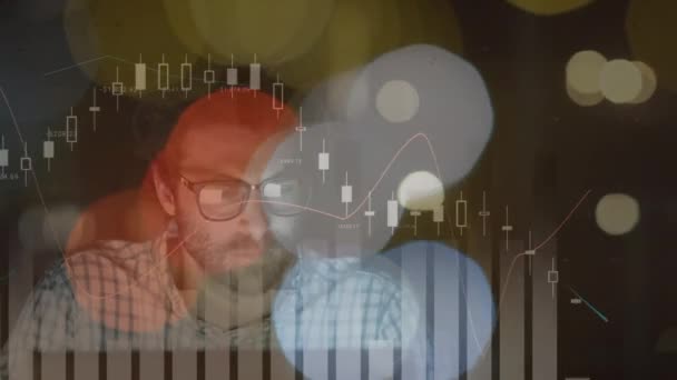 Oberflächenansicht Eines Erschöpften Geschäftsmannes Der Später Büro Arbeitet Mit Graphenanalyse — Stockvideo