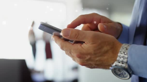 Compuesto Digital Hombre Negocios Usando Teléfono Móvil Pie Rodeado Burbujas — Vídeos de Stock