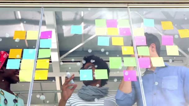 オフィスの窓の上にカラフルなポストを介して相互作用し ブレインストーミング複数の民族のビジネス労働者のデジタルアニメーション アフリカ系アメリカ人実業家 バブルアニメーションペンを保持 — ストック動画