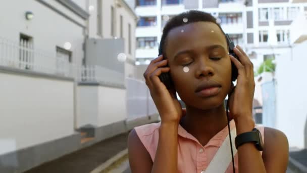 Animación Digital Hermosa Música Afroamericana Escuchando Con Auriculares Calle Ciudad — Vídeos de Stock