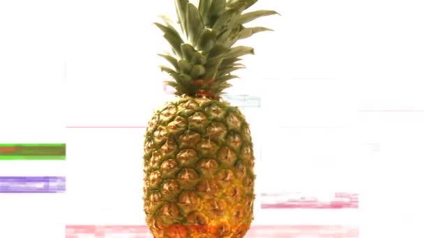 Čelní Pohled Ananas Zapnutí Sám Bílém Pozadí Křupavou Kůrkou — Stock video