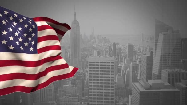 Цифровий Композитний Американський Національний Прапор Розмахуючи Проти Міського — стокове відео
