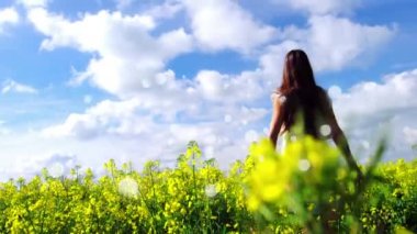 Beyaz kadının dijital animasyonu kameraya geri döndü ve ellerini kaldırdı. Çiçek tarlasında güneşin keyfini çıkarırken kabarcık animasyonuyla.