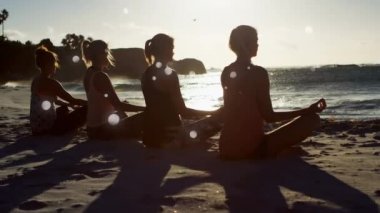 Görünüm ön planda hafif kabarcıkları ile dış görev okyanus arıyoruz iken kum üzerinde arabuluculuk kadınların arka