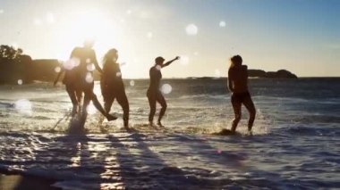 Beyaz kabarcıklara karşı gün batımı sahilde oynayan kadınların arkadaşları dijital kompozit