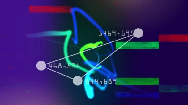 带角度上的数字连接球形成三角形的数字组合 而五颜六色的激光和闪闪发光的条纹在紫色的背景移动 — 图库视频影像