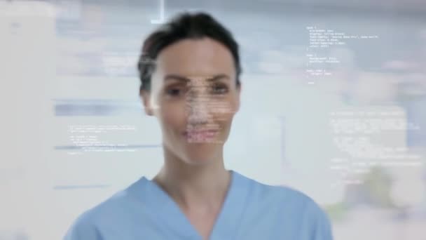 Digitales Kompositum einer jungen kaukasischen Ärztin, umgeben von einer Animation aus binären Codes und Dateninformationen. sie lächelt und blickt in die Kamera.