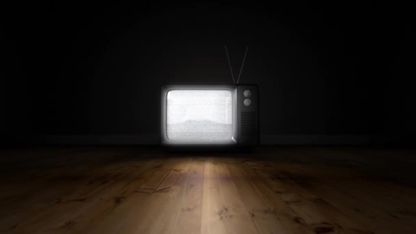 电视的数字合成 在黑暗的房间里发光 地板上有木头 屏幕发出沙沙作响的信息 但我们可以看到地球 — 图库视频影像