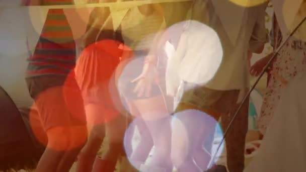 数字动画的人跳舞在党与光泡动画前景 — 图库视频影像