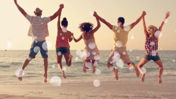 数字动画多民族朋友跳回相机 在前面的海边手在日落在海滩上与泡沫动画 — 图库视频影像