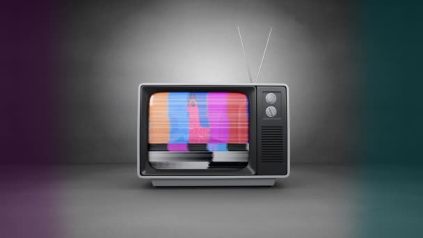前视图动画一个小复古电视对黑色背景 — 图库视频影像