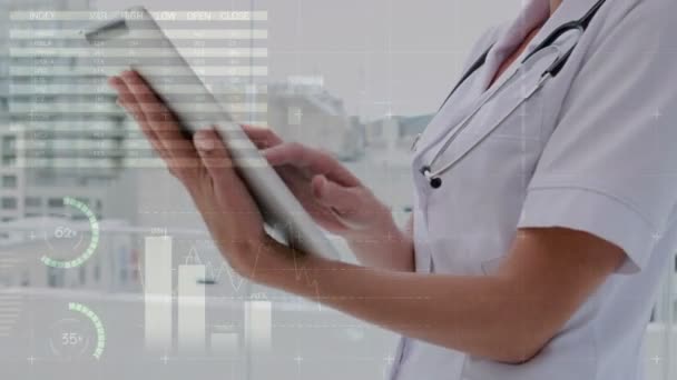 科学者データのアニメーションに囲まれたカメラで微笑んだデジタルタブレットを使用している白人女性医師のデジタルコンポジット — ストック動画