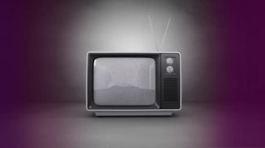 Gri ve mor arka plana karşı pembe ekranda Cityscape ile eski TV dijital animasyonlu
