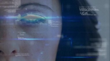 Bilgisayar analizine karşı ikili kodları ve veri bilgilerini izleyen kadının dijital bileşimi