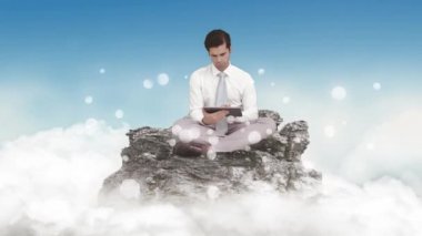 Dijital tablet kullanan düşünceli bir adamın dijital animasyonu. Bulutların üzerinde güneşle oturuyor. kabarcık canlandırması