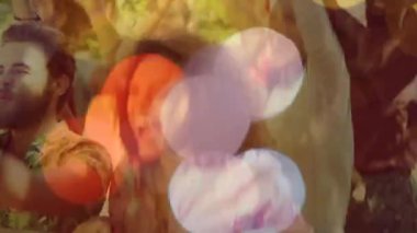 Etrafı renkli bokeh efektiyle çevrili çok ırklı genç arkadaşların dijital birleşimi