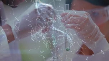 DNA spiral ve veri bağlantılarının animasyonlarıyla çevrili bilim adamlarının dijital bileşimi