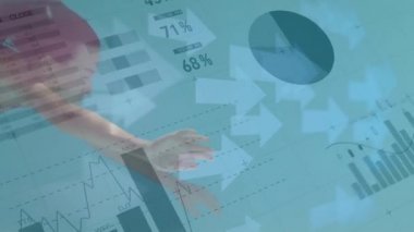 Mavi arka planda finansal verilere karşı yüzen esmer kadının dijital bileşimi