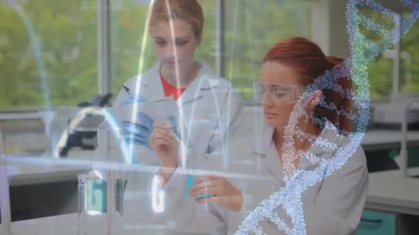 Ψηφιακή Σύνθεση Των Καυκάσιων Γυναικών Επιστημόνων Που Διεξάγουν Πειράματα Ενάντια — Αρχείο Βίντεο