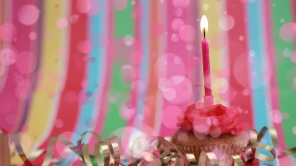 蛋糕的数字动画与生日蜡烛包围粉红色的气泡效果对彩色背景 — 图库视频影像