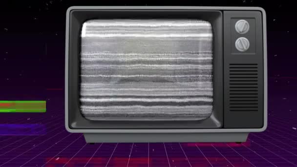 紫色のグリッドフロアに対してスライスされたオレンジ色のディスクを表示した古いテレビポストのデジタルアニメーションと 前景にテレビのパチパチというアニメーションが付いたスペースの背景 — ストック動画