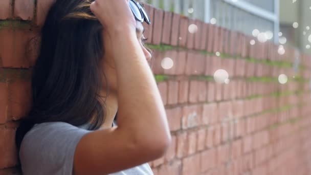 Вид Сбоку Замедленной Съемке Женщины Смешанной Расы Снимает Солнечные Очки — стоковое видео