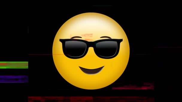 Animado Digitalmente Emoji Amarillo Con Gafas Negras Con Colores Revueltos — Vídeos de Stock