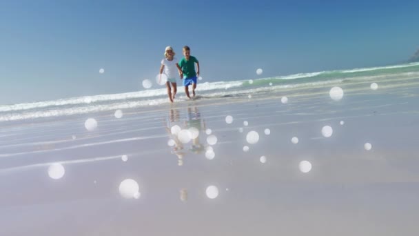 Animação Digital Crianças Caucasianas Brincando Correndo Mãos Dadas Praia Com — Vídeo de Stock