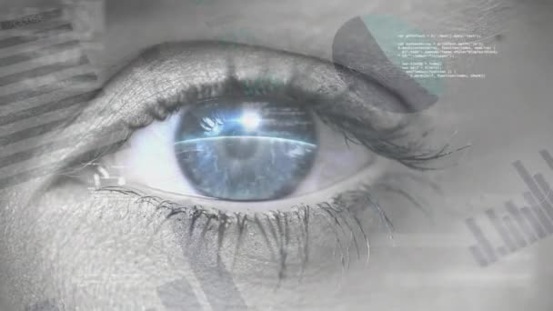 当土在瞳孔中转动时 蓝色眼睛张开的数字合成物 圆形和条形图的滤波器 — 图库视频影像
