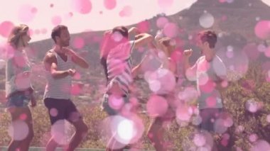 Dağlarda dans eden arkadaşlarının dijital bileşimi pembe kabarcıkların animasyonuyla çevrili.