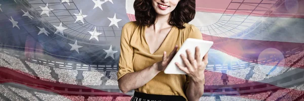 アメリカの国旗のクローズ アップに対してデジタル タブレットを使用して女性の肖像 — ストック写真