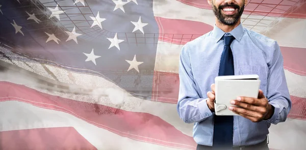 Tablet Bilgisayara Karşı Bir Amerikan Bayrağı Close Kullanarak Gülümseyen Adamı — Stok fotoğraf