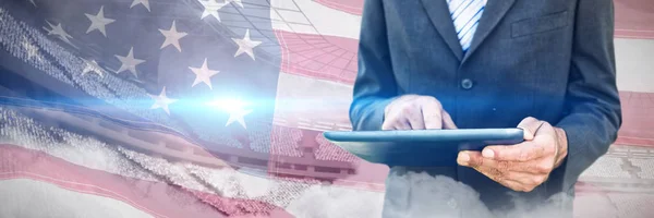 Mittelteil Des Geschäftsmannes Mit Digitalem Tablet Gegen Nahaufnahme Einer Amerikanischen — Stockfoto