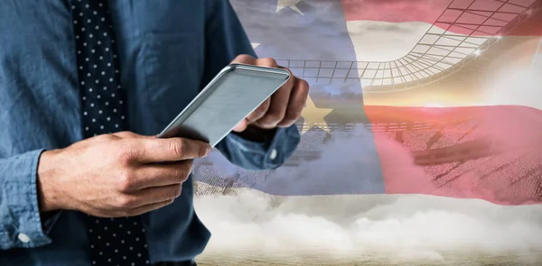 Mittelteil Eines Geschäftsmannes Mit Smartphone Gegen Nahaufnahme Einer Amerikanischen Flagge — Stockfoto