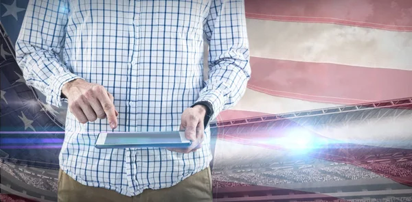 アメリカの国旗のクローズ アップに対してタブレットを使用している人の中央部 — ストック写真