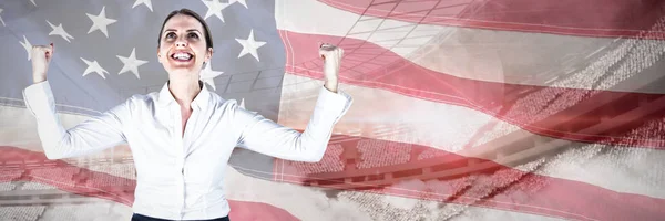アメリカ国旗のクローズ アップに対して探してくいしばられた握りこぶしで成功した実業家 — ストック写真