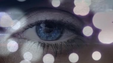 Yetişkin bir kadın gözü dijital kompozit iken veri ekranda ve bokeh ön planda düşüyor