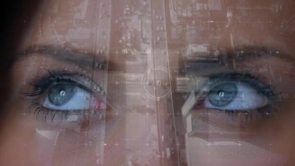 Dijital Kompozit Bir Yetişkin Beyaz Kadın Gözleri Ekran Etrafında Bakıyor — Stok video