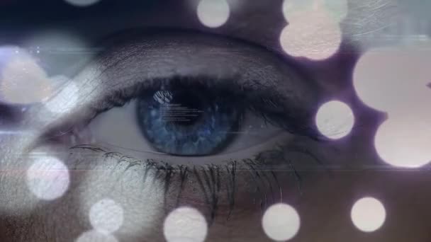 データが画面上に光り ボケが前景に落ちる間 大人の女性の目のデジタルコンポジット — ストック動画