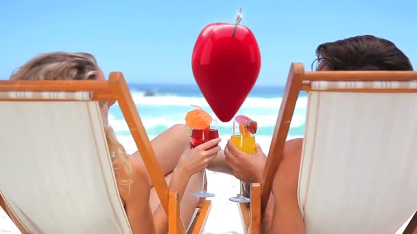 Composto Digital Casal Caucasiano Praia Comemorando Com Brinde Enquanto Coração — Vídeo de Stock