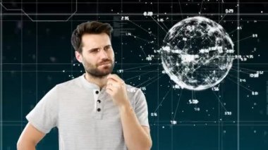 Beyaz bir adamın dijital kompozit odaklı ve kare desenleri ile karanlık arka planda veri ve bilgi ile parlayan küre işaret.